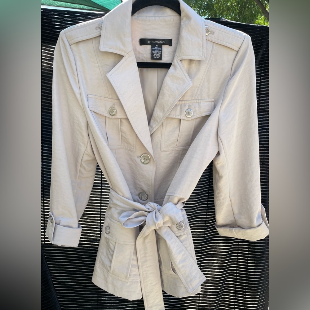 89th & Madison Jacket M Sand beige color long sleeve vneck belt tie lined Spring
